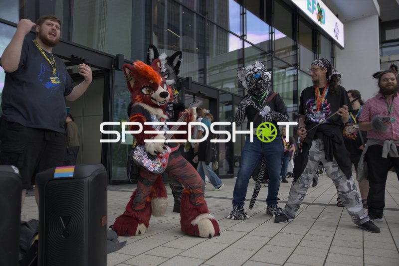 Fursuit-Auftritt mit E-Gitarre vor dem CCH Hamburg