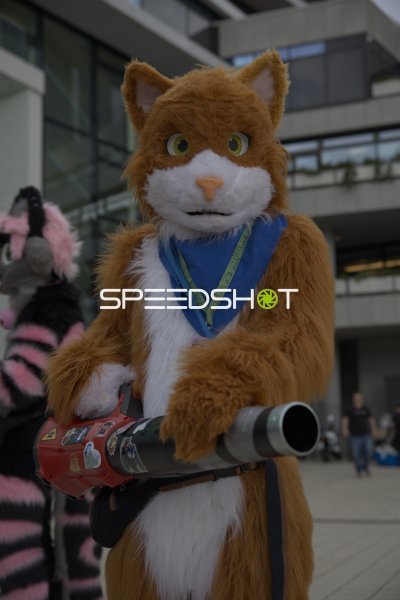 Fursuit-Katze mit Requisiten-Kanone beim Furry-Event am CCH Hamburg