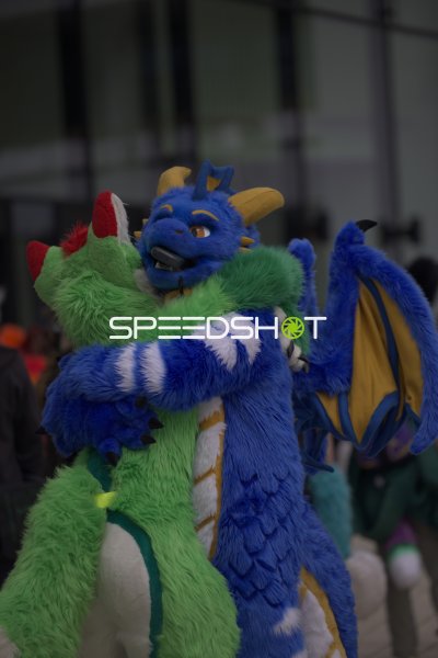 Zwei Fursuits umarmen sich beim Furry-Event in Hamburg