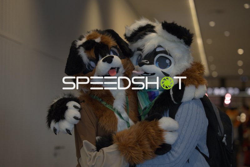Zwei Fursuits posieren gemeinsam beim Eurofurence im CCH Hamburg
