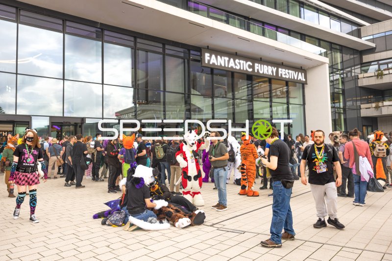 Fursuit-Träger und Besucher vor dem CCH beim Fantastic Furry Festival Hamburg
