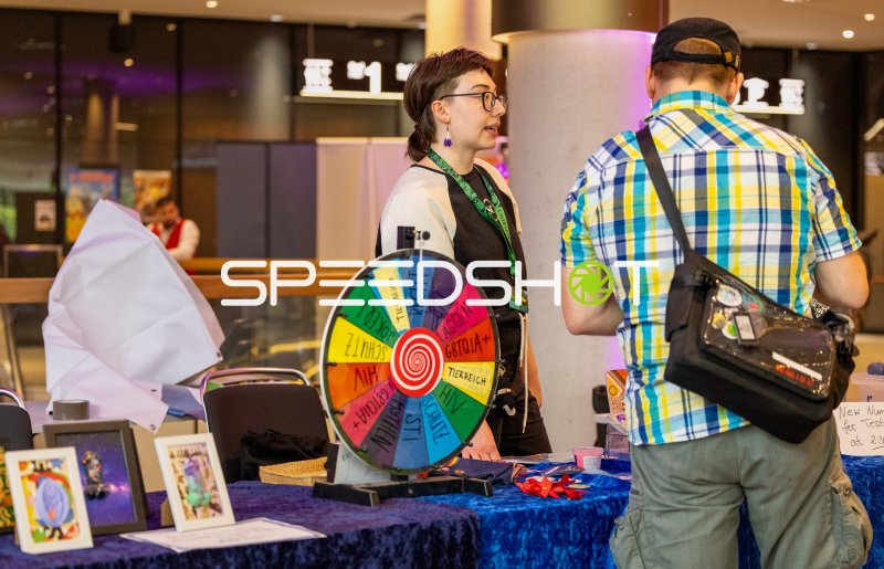 Glücksrad-Stand mit LGBTQIA+-Themen im CCH Hamburg