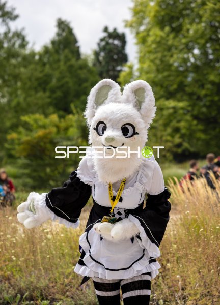 Fursuit-Träger als weißes Kaninchen im Maid-Kostüm bei Eurofurence