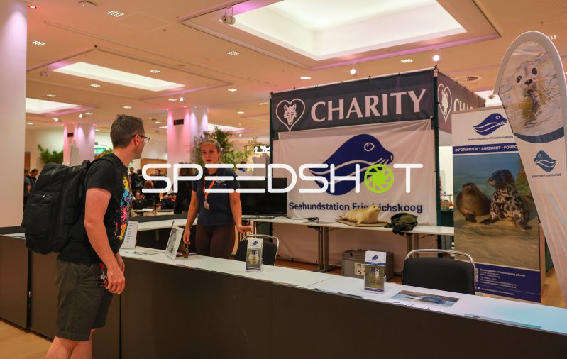 Charity-Stand der Seehundstation Friedrichskoog im CCH Hamburg