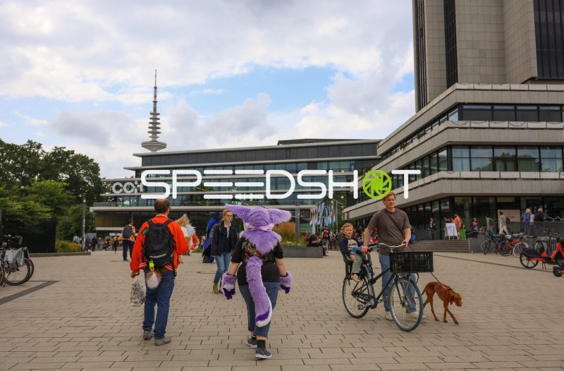 Fursuit-Kostüm vor dem CCH Hamburg