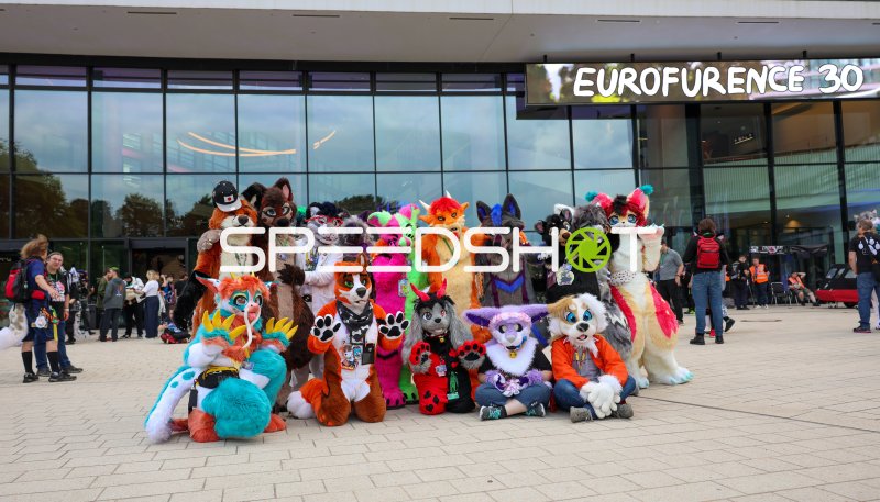 Große Fursuit-Gruppe vor dem CCH Hamburg bei der Eurofurence 30