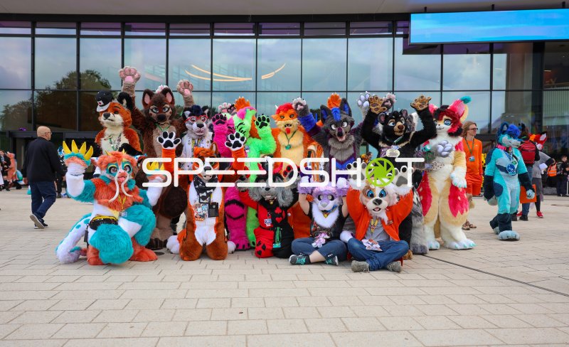 Fursuiter-Gruppe posiert vor dem CCH Hamburg