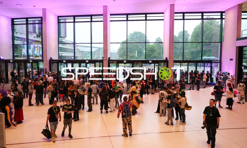 Belebtes Foyer im CCH Hamburg mit Cosplay-Besuchern
