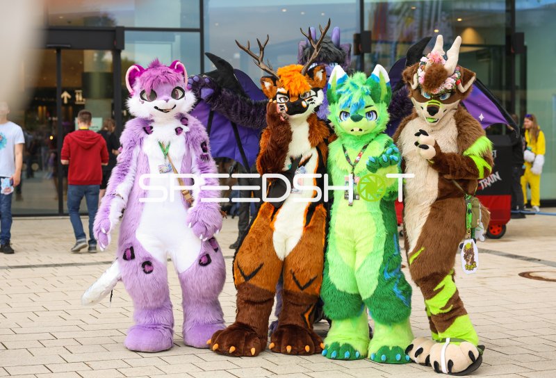 Fünf Fursuit-Träger posieren vor dem CCH Hamburg