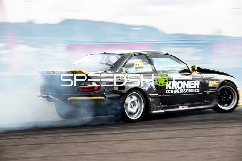 BMW E36 #86 mit massivem Reifenrauch beim Drift in Oschersleben