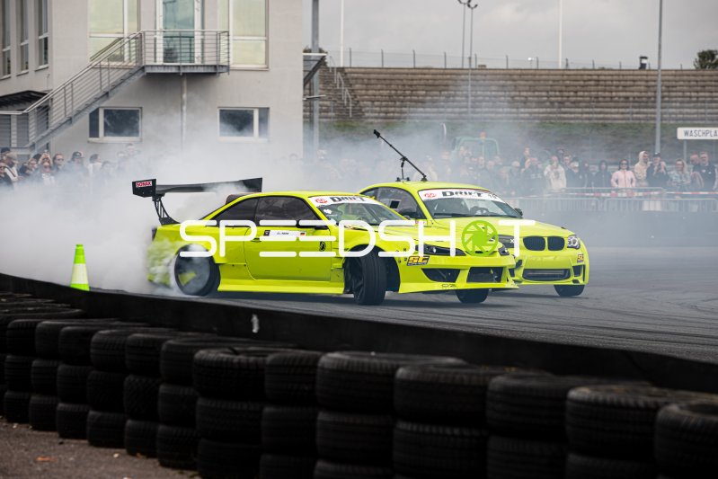 Neongelbe Drift-Fahrzeuge im Tandem-Drift in Oschersleben