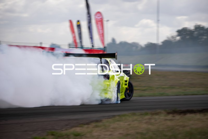 Neongelbes Drift-Fahrzeug mit massiver Rauchentwicklung in Oschersleben