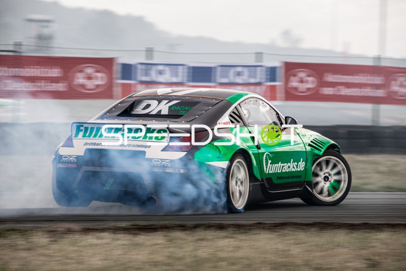 Nissan 350Z mit Funtracks-Livery driftet durch Oschersleben