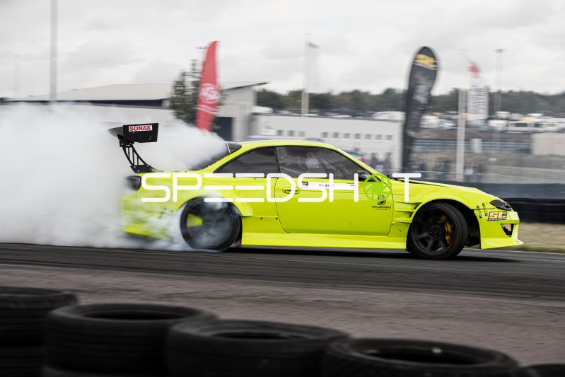 Nissan S15 im Drift mit massiver Rauchentwicklung in Oschersleben