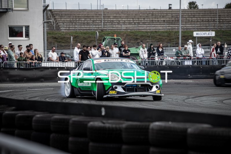 Nissan 350Z #68 driftet mit Reifenrauch in Oschersleben
