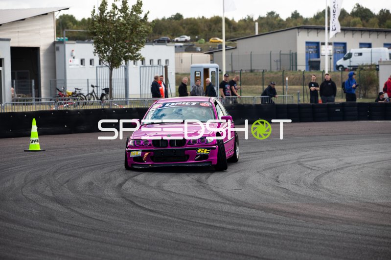 Pink BMW E46 im Drift-Einsatz auf der Motorsport Arena Oschersleben