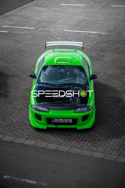 Neongrüner Mitsubishi Eclipse mit Car Spirit-Schriftzug in Oschersleben