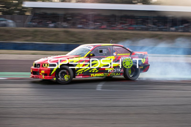 BMW E36 #404 driftet mit Reifenrauch in Oschersleben