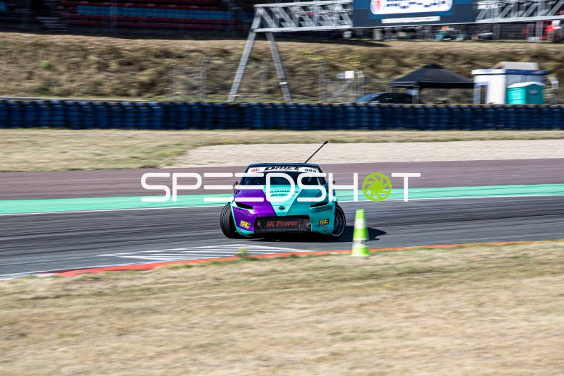 Nissan 370Z #999 mit türkis-lila Livery beim Drift in Oschersleben