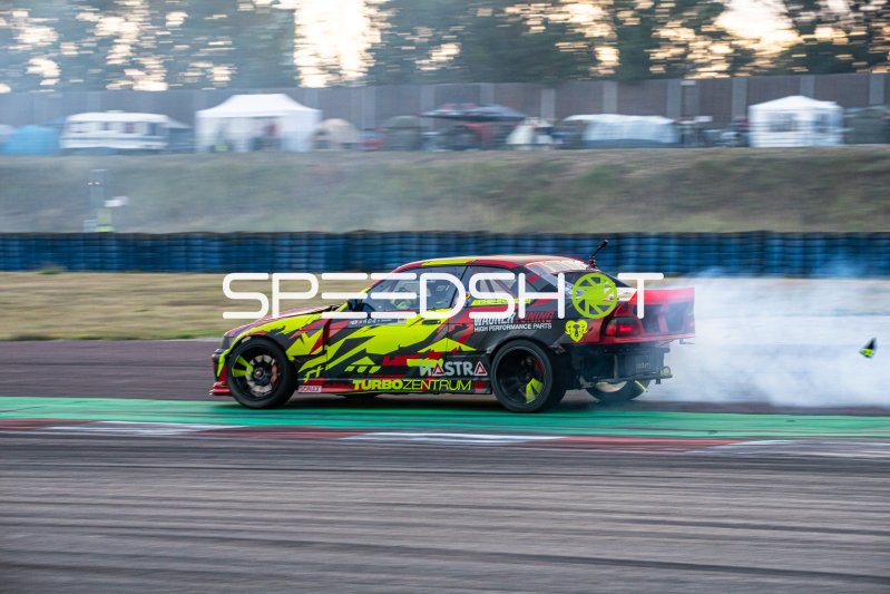 BMW E46 von Shepherd Racing driftet mit Reifenrauch in Oschersleben