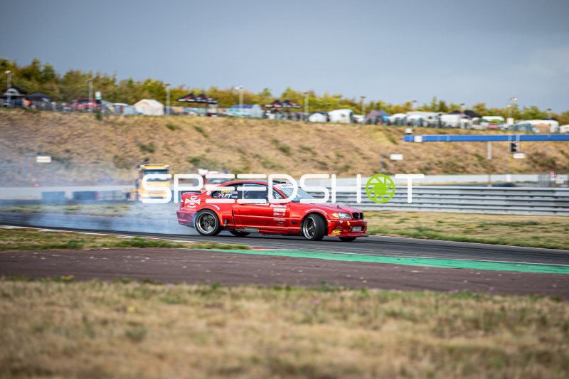 Roter BMW E46 driftet mit Reifenrauch in Oschersleben