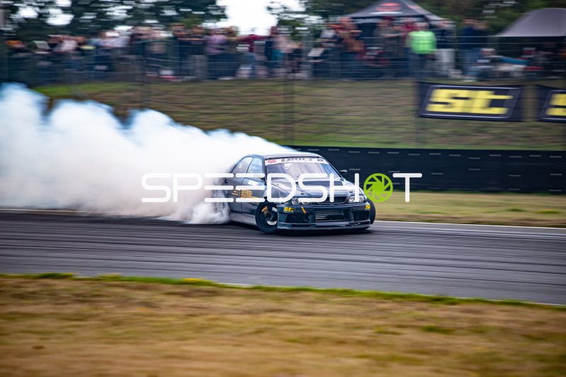 Drift-Action mit massivem Reifenrauch in Oschersleben