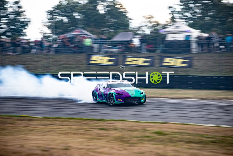 Nissan 370Z beim Driften mit starker Rauchentwicklung in Oschersleben