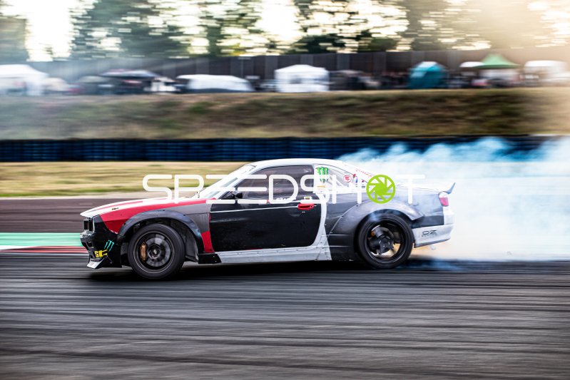 Drift-Fahrzeug mit starker Rauchentwicklung in Oschersleben