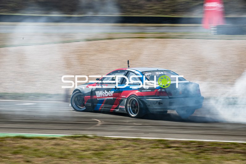 BMW E46 von Weber Werke driftet mit Reifenrauch in Oschersleben