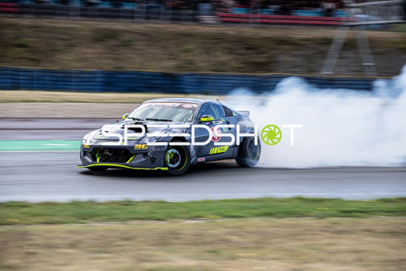 Nissan 350Z im Drift mit starker Rauchentwicklung in Oschersleben