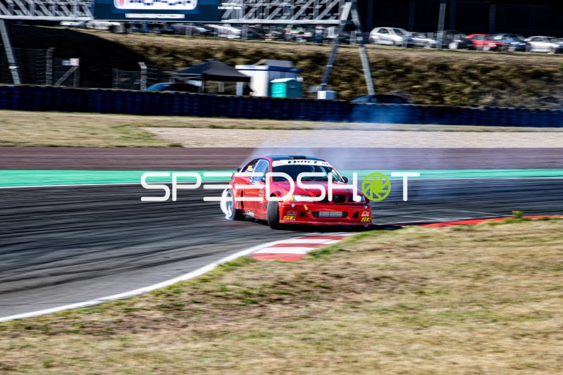 BMW E46 driftet mit Reifenrauch durch die Kurve in Oschersleben