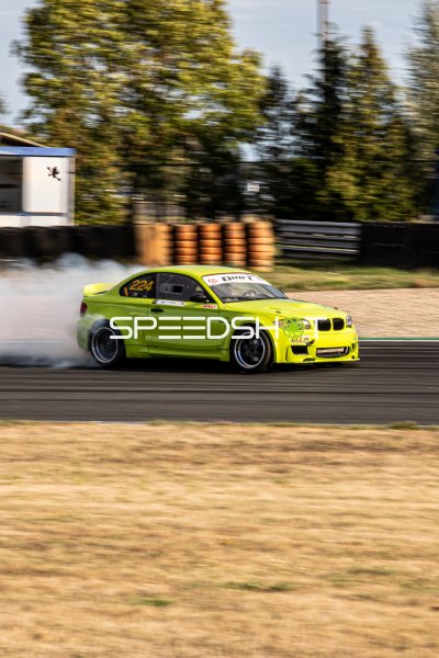 BMW 1er Coupé #224 driftet mit Reifenrauch in Oschersleben
