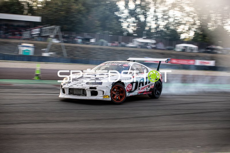 Toyota Supra beim Drift mit Reifenrauch in Oschersleben