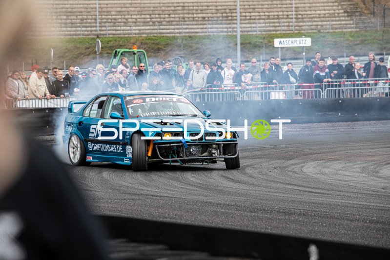 BMW E36 der Driftjunkies beim Drift in Oschersleben