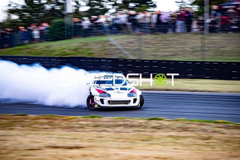 Toyota Supra #34 driftet mit massiver Rauchentwicklung in Oschersleben