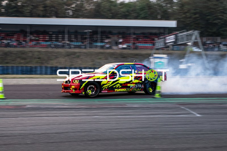 BMW E36 #404 driftet mit Reifenrauch in Oschersleben