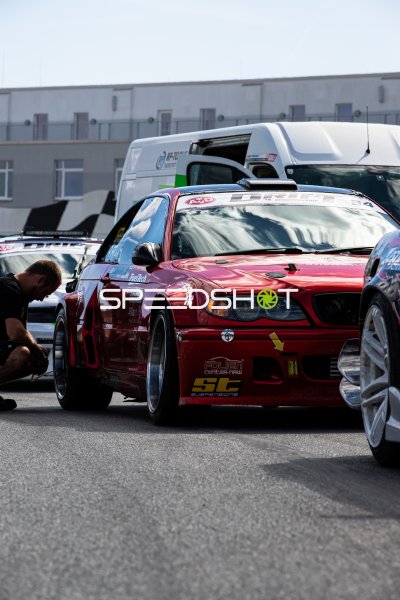 BMW E46 in Rot auf dem Paddock der Motorsport Arena Oschersleben