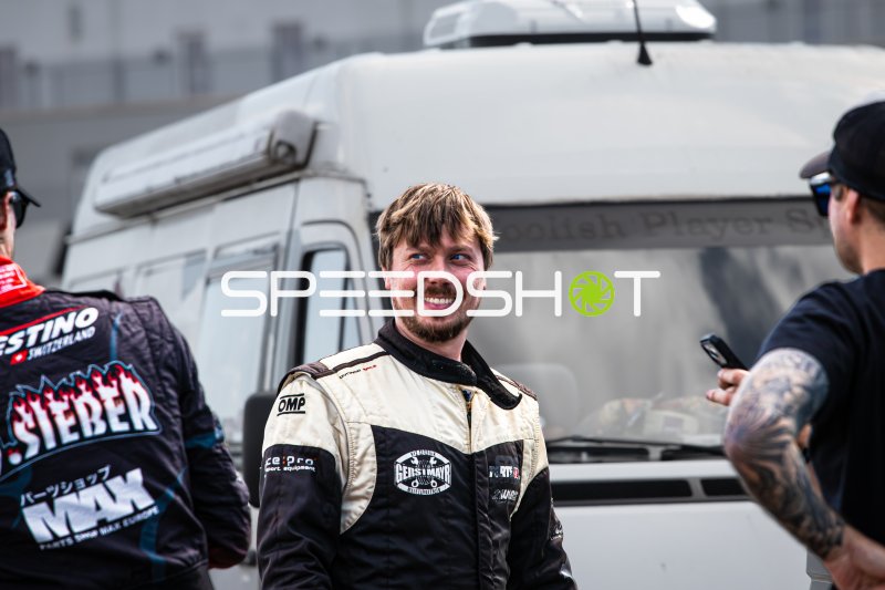 Fahrer im Gespräch auf der Motorsport Arena Oschersleben