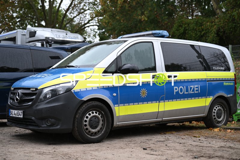 Polizeifahrzeug Polizeihunde-Einheit vor dem Carl-Benz-Stadion Mannheim