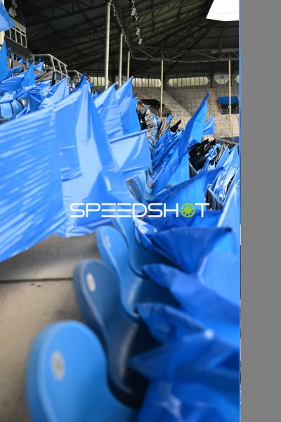 Blaue Fahnen auf den Sitzreihen im Carl-Benz-Stadion Mannheim