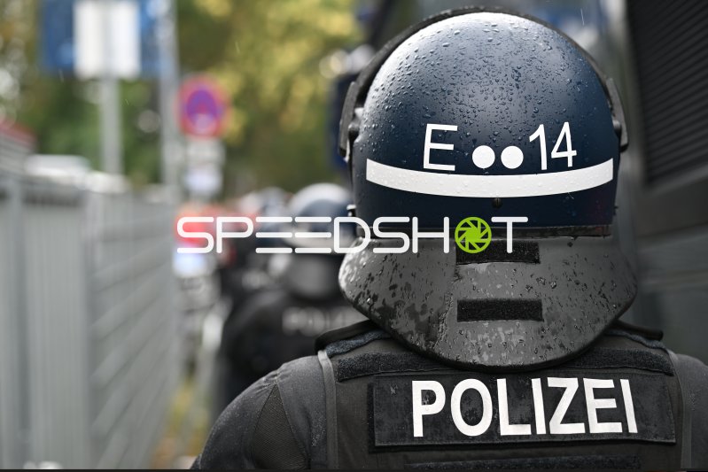 Polizeieinsatz vor dem Carl-Benz-Stadion in Mannheim