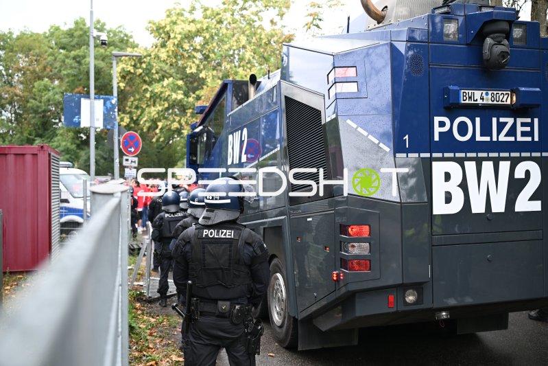 Polizei-Einsatz mit Wasserwerfer beim Fußballspiel in Mannheim