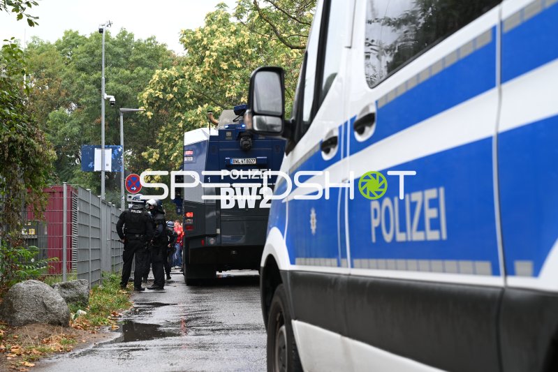 Polizeieinsatz mit Wasserwerfer vor dem Carl-Benz-Stadion Mannheim