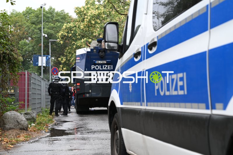 Polizeieinsatz mit Wasserwerfer rund ums Carl-Benz-Stadion Mannheim