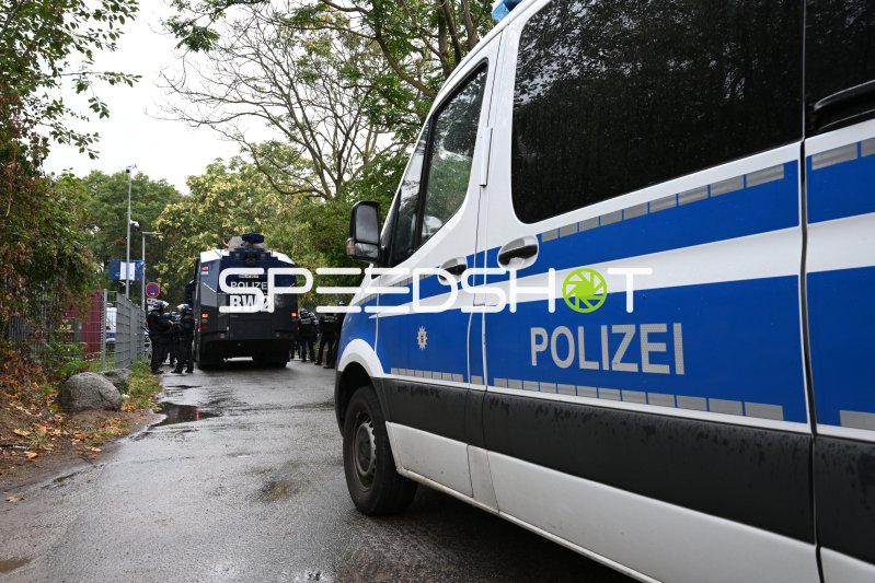 Polizeieinsatz mit Wasserwerfer vor dem Carl-Benz-Stadion Mannheim