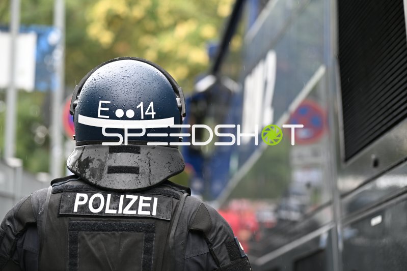 Polizeieinsatz vor dem Carl-Benz-Stadion in Mannheim