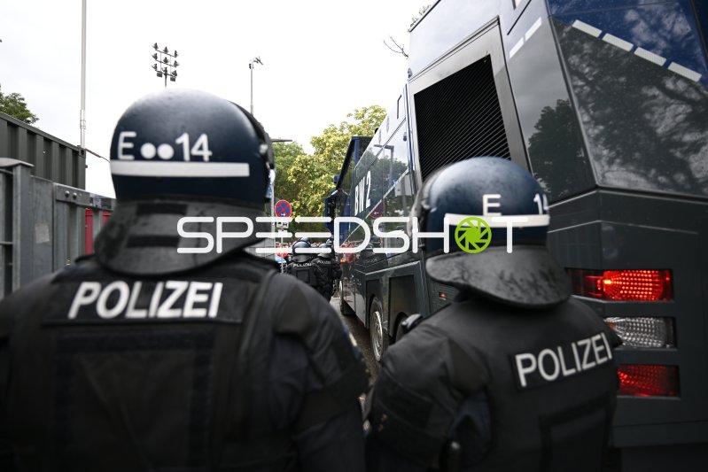 Polizeieinsatz vor dem Carl-Benz-Stadion in Mannheim