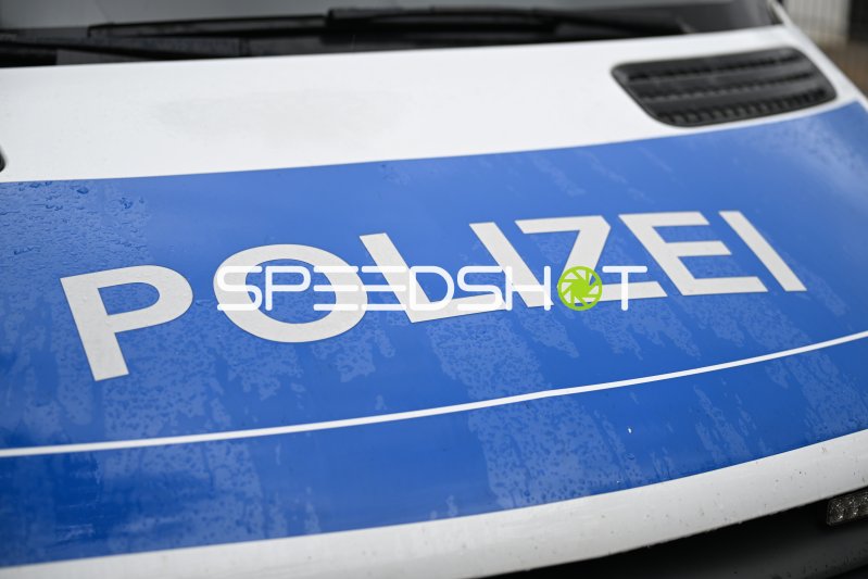 Polizeifahrzeug im Einsatz beim Fußballspiel in Mannheim