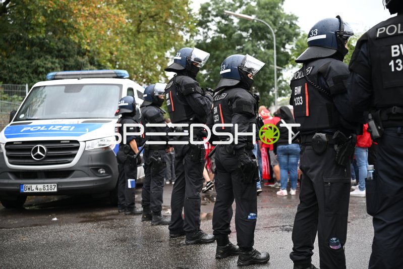 Polizei-Einsatz vor dem Carl-Benz-Stadion in Mannheim