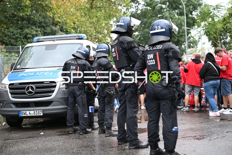 Polizeieinsatz vor dem Carl-Benz-Stadion in Mannheim